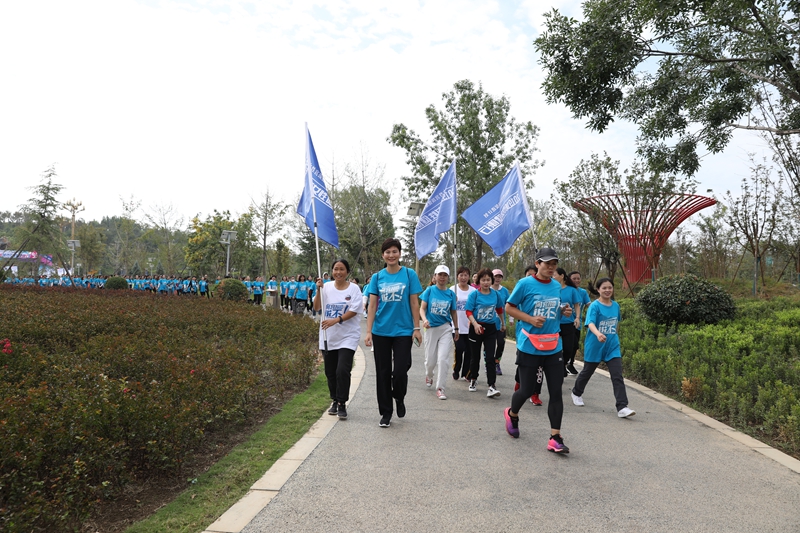  9月21日，随着一声清脆的令枪声响，2019 年度中国女性宫颈健康促进计划高校健康彩跑活动在温州医科大学激情开跑。来自温州医科大学的600   
